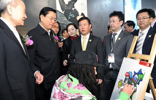 張德江參觀第19屆中國國際服裝服飾博覽會 3月29日,中共中央政治局委員、國務院副總理張德江參觀第19屆中國國際服裝服飾博覽會。這是張德江在展臺內(nèi)了解時尚服裝的設計情況。 新華社記者王曄攝