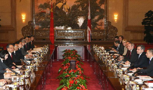 1月18日,中國國務(wù)院總理溫家寶(左二)在北京與來訪的英國首相布朗(右二)舉行會談。 新華社記者 姚大偉 攝