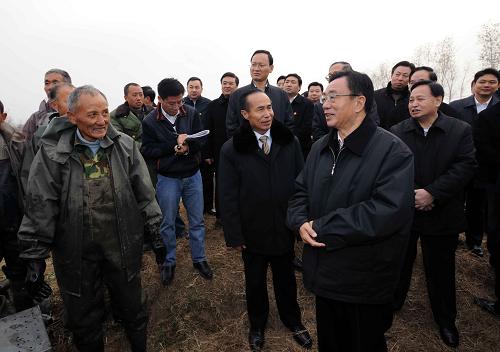 這是11月29日,賀國強(qiáng)在仙桃市張溝鎮(zhèn)先鋒村與正在捕撈鱔魚的養(yǎng)鱔大戶朱想林親切交談。新華社記者 李濤 攝