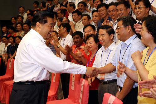 7月22日,紀(jì)念人民政協(xié)文史資料工作50周年座談會在北京舉行,中共中央政治局常委、全國政協(xié)主席賈慶林會前親切會見全體與會代表。新華社記者姚大偉攝
