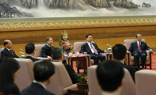 9月3日,中共中央政治局常委、全國人大常委會(huì)委員長張德江在北京人民大會(huì)堂會(huì)見以香港特別行政區(qū)政府保安局局長黎棟國為團(tuán)長的香港紀(jì)律部隊(duì)交流團(tuán)全體成員。新華社記者 劉衛(wèi)兵 攝