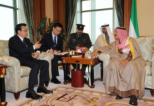12月28日,科威特埃米爾(國(guó)家元首)艾哈邁德·薩巴赫在首都科威特城會(huì)見(jiàn)中國(guó)國(guó)務(wù)院副總理李克強(qiáng)。新華社記者 饒愛(ài)民 攝