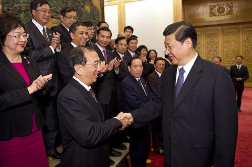 5月11日,中共中央政治局常委、國家副主席習近平在北京人民大會堂會見以馬有禮為團長的澳門中華總商會訪京團全體成員。新華社記者 黃敬文 攝