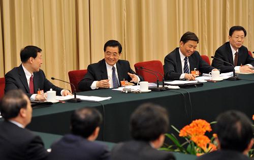 3月5日,中共中央總書記、國家主席、中央軍委主席胡錦濤參加十一屆全國人大四次會(huì)議江蘇代表團(tuán)的審議。新華社記者 黃敬文 攝