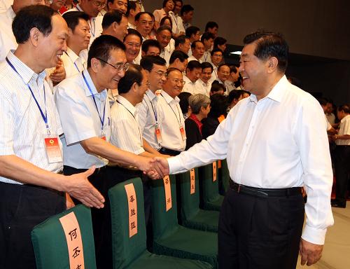 8月18日,中共中央政治局常委、全國政協(xié)主席賈慶林在北京會(huì)見全國政協(xié)第六次提案工作座談會(huì)代表并講話。新華社記者 姚大偉 攝