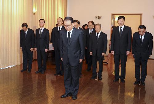 8月28日,中共中央政治局常委李長(zhǎng)春前往埃塞俄比亞駐華使館,代表中國(guó)政府吊唁埃塞俄比亞總理梅萊斯·澤納維并敬獻(xiàn)花圈。新華社記者 謝環(huán)馳 攝