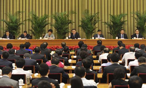5月29日至30日,全國加強和改進(jìn)大學(xué)生思想政治教育工作座談會在北京召開。中共中央政治局常委李長春出席會議并發(fā)表重要講話。 新華社記者黃敬文攝