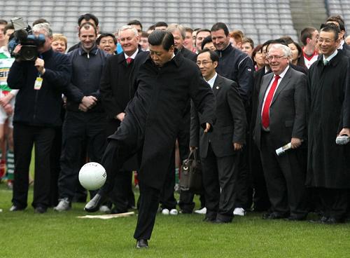 這是2012年2月,習近平訪問愛爾蘭參觀愛爾蘭蓋爾式運動協(xié)會時應邀開球。新華社發(fā)