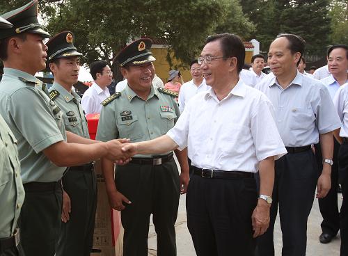 9月3日至8日,中共中央政治局常委、中央紀(jì)委書記賀國強(qiáng)在黑龍江進(jìn)行調(diào)研。這是9月6日,賀國強(qiáng)來到佳木斯市撫遠(yuǎn)縣黑瞎子島哨所,代表黨中央、國務(wù)院和胡錦濤主席,親切看望慰問邊防部隊官兵,勉勵大家發(fā)揚(yáng)光榮傳統(tǒng),履行神圣職責(zé),捍衛(wèi)領(lǐng)土主權(quán),為祖國和人民再立新功。 新華社記者 馬占成 攝