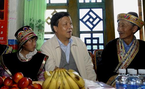 2010年7月17日,劉云山在西藏自治區(qū)林芝縣魯朗鎮(zhèn)與平措一家親切交談。新華社記者 普布扎西 攝