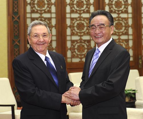 吳邦國會(huì)見勞爾·卡斯特羅 7月5日,全國人大常委會(huì)委員長吳邦國在北京人民大會(huì)堂會(huì)見古巴國務(wù)委員會(huì)主席兼部長會(huì)議主席勞爾·卡斯特羅。 新華社記者饒愛民攝