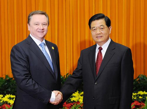 月15日,國家主席胡錦濤在北京人民大會(huì)堂會(huì)見吉爾吉斯斯坦總理丘季諾夫。新華社記者 馬占成 攝