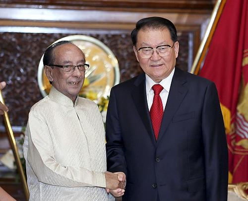 10月21日,中共中央政治局常委李長春在達(dá)卡會見孟加拉國總統(tǒng)齊勒·拉赫曼。新華社記者 鞠鵬 攝