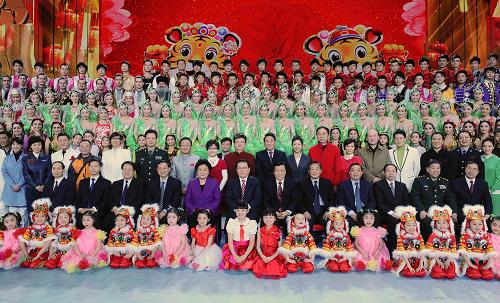 2月11日晚,中共中央政治局常委李長(zhǎng)春來(lái)到中央電視臺(tái)春節(jié)聯(lián)歡晚會(huì)彩排現(xiàn)場(chǎng),親切看望正在緊張工作的演職人員,向大家致以誠(chéng)摯的慰問(wèn)和節(jié)日的祝賀。這是李長(zhǎng)春與演員合影留念。 新華社記者 李濤 攝
