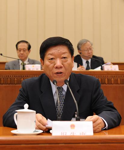 12月24日,十一屆全國(guó)人大常委會(huì)第十二次會(huì)議在北京人民大會(huì)堂舉行第二次全體會(huì)議。這是人力資源和社會(huì)保障部部長(zhǎng)尹蔚民向會(huì)議報(bào)告關(guān)于促進(jìn)就業(yè)和再就業(yè)工作情況。 新華社記者黃敬文攝