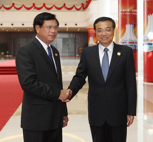 10月19日,國務院副總理李克強在南寧會見出席第六屆中國-東盟博覽會的老撾總理波松。新華社記者 劉衛(wèi)兵 攝