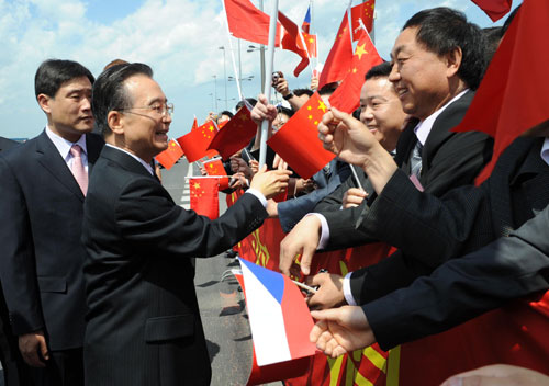 溫家寶抵捷出席第十一次中歐領(lǐng)導(dǎo)人會晤 5月20日,國務(wù)院總理溫家寶抵達(dá)捷克首都布拉格,出席第十一次中歐領(lǐng)導(dǎo)人會晤。 新華社記者馬占成攝