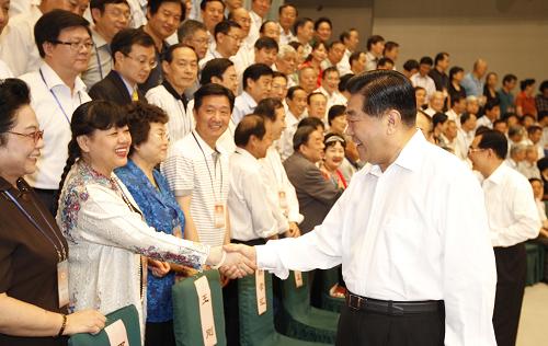 政協(xié)十一屆全國(guó)委員會(huì)第五期委員學(xué)習(xí)研討班在京舉辦 6月29日,政協(xié)十一屆全國(guó)委員會(huì)第五期委員學(xué)習(xí)研討班在北京舉行開(kāi)班式。中共中央政治局常委、全國(guó)政協(xié)主席賈慶林會(huì)見(jiàn)全體學(xué)員。中共中央政治局委員、全國(guó)政協(xié)副主席王剛參加會(huì)見(jiàn)并在開(kāi)班式上講話。 新華社記者 丁林 攝