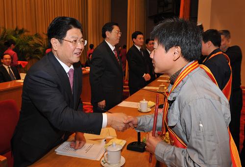 12月8日,第三屆全國職工職業(yè)技能大賽總結(jié)表彰大會(huì)在北京召開。中共中央政治局委員、全國人大常委會(huì)副委員長、中華全國總工會(huì)主席王兆國,中共中央政治局委員、國務(wù)院副總理張德江出席大會(huì)并會(huì)見獲獎(jiǎng)代表。這是王兆國(左一)為獲獎(jiǎng)代表頒發(fā)證書。新華社記者 何俊昌 攝