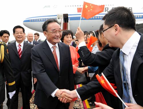 5月13日,中國全國人大常委會委員長吳邦國乘專機抵達莫斯科,開始對俄羅斯進行正式友好訪問。 新華社記者 李濤 攝