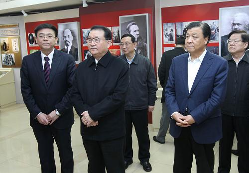 2月10日,中共中央政治局常委李長(zhǎng)春來(lái)到中共中央編譯局,參觀馬克思主義傳播史展覽。新華社記者 龐興雷 攝