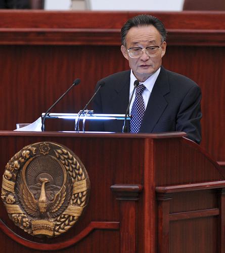 9月22日,中國全國人大常委會(huì)委員長吳邦國在烏茲別克斯坦最高會(huì)議立法院發(fā)表演講。 新華社記者 謝環(huán)馳 攝