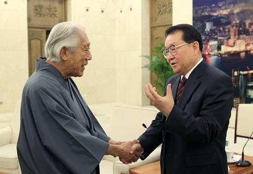 3月18日,中共中央政治局常委李長(zhǎng)春在北京人民大會(huì)堂會(huì)見以千玄室大宗匠為團(tuán)長(zhǎng)的日本茶道里千家代表團(tuán)的主要成員。新華社記者 馬占成 攝