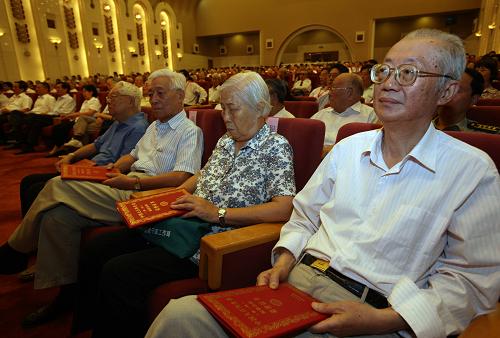 8月26日,中央宣傳部、新聞出版總署在北京人民大會堂召開“《中國大百科全書(第二版)》出版總結表彰大會”。這是參加《中國大百科全書(第二版)》編纂出版工作的專家學者和出版工作者代表出席大會。新華社記者高學余攝