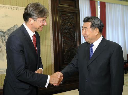 5月11日,國務(wù)院副總理回良玉在北京中南海會見來訪的荷蘭副首相兼經(jīng)濟、農(nóng)業(yè)與創(chuàng)新大臣費爾哈亨。新華社記者 饒愛民 攝