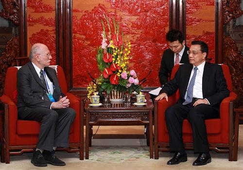 李克強(qiáng)會(huì)見(jiàn)委內(nèi)瑞拉政府代表團(tuán) 12月3日,國(guó)務(wù)院副總理李克強(qiáng)在北京中南海紫光閣會(huì)見(jiàn)以希奧爾達(dá)尼為團(tuán)長(zhǎng)的來(lái)華出席中國(guó)委內(nèi)瑞拉高級(jí)混合委員會(huì)第九次會(huì)議的委內(nèi)瑞拉政府代表團(tuán)。 新華社記者龐興雷攝