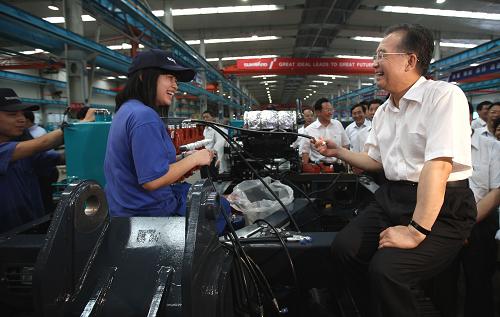 這是7月2日,溫家寶在長沙山河智能機械公司生產(chǎn)車間與工人交談。新華社記者 姚大偉 攝
