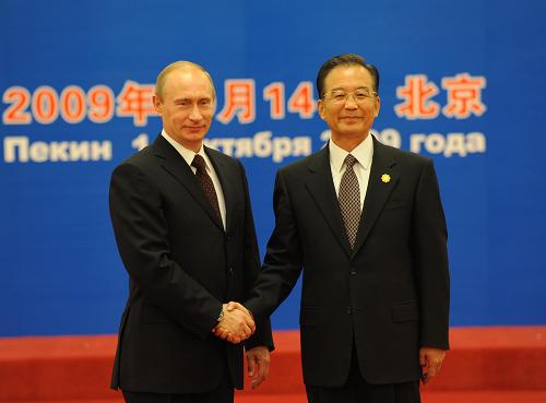 10月14日,溫家寶總理迎接俄羅斯總理普京。當(dāng)日,上海合作組織成員國總理第八次會(huì)議在北京人民大會(huì)堂舉行。中國國務(wù)院總理溫家寶主持會(huì)議。 新華社記者馬占成攝