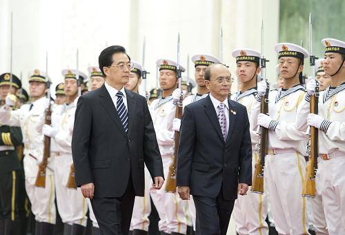 5月27日,中國(guó)國(guó)家主席胡錦濤在北京人民大會(huì)堂舉行儀式,歡迎緬甸總統(tǒng)吳登盛訪華。新華社記者 黃敬文 攝