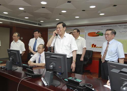 8月18日至19日,中共中央政治局委員、國務(wù)院副總理張德江在北京調(diào)研部分中央企業(yè)安全生產(chǎn)工作。這是張德江在中煤能源集團(tuán)總調(diào)度室與正在礦井下的平朔煤業(yè)有限公司的工人通電話了解安全生產(chǎn)情況。新華社記者 謝環(huán)馳 攝