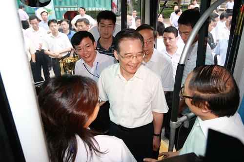 這是6月12日,溫家寶在南車株洲電力機車研究所有限公司了解新型節(jié)能機車。新華社記者 鞠鵬 攝