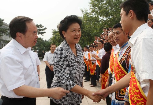 9月8日,全國教育系統(tǒng)抗震救災先進集體和先進個人表彰大會在北京舉行。中共中央政治局委員、國務委員劉延東出席大會并講話。這是劉延東與受表彰的代表親切握手。新華社記者 劉衛(wèi)兵 攝