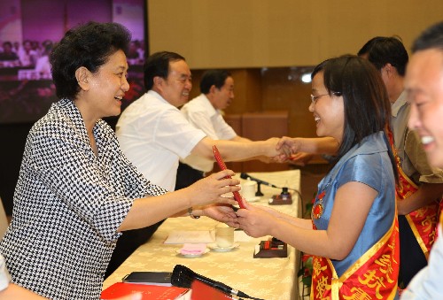 9月8日,全國教育系統(tǒng)抗震救災先進集體和先進個人表彰大會在北京舉行。中共中央政治局委員、國務委員劉延東出席大會并講話。這是劉延東與受表彰的代表親切握手。新華社記者 劉衛(wèi)兵 攝