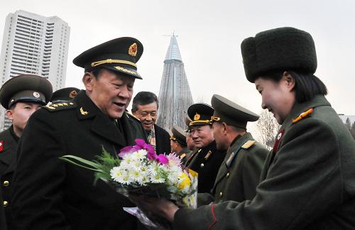 11月22日,中國國務(wù)委員兼國防部長梁光烈(左)在平壤祖國解放戰(zhàn)爭勝利紀(jì)念塔廣場接受獻(xiàn)花。應(yīng)朝鮮人民武裝力量部的邀請,梁光烈當(dāng)日抵達(dá)平壤,開始對朝鮮進(jìn)行為期5天的訪問。 新華社記者姚西蒙攝