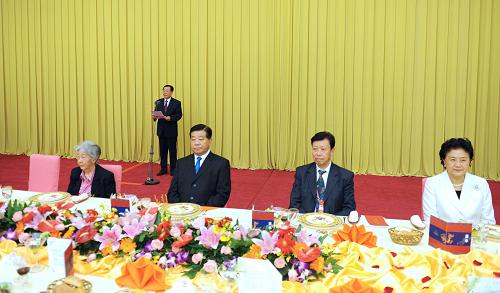 10月9日,紀(jì)念辛亥革命100周年招待會(huì)在北京全國(guó)政協(xié)禮堂舉行。中共中央政治局常委、全國(guó)政協(xié)主席賈慶林出席,中共中央政治局委員、全國(guó)政協(xié)副主席、辛亥革命100周年紀(jì)念活動(dòng)籌備辦公室主任王剛出席并致辭。新華社記者 李濤 攝