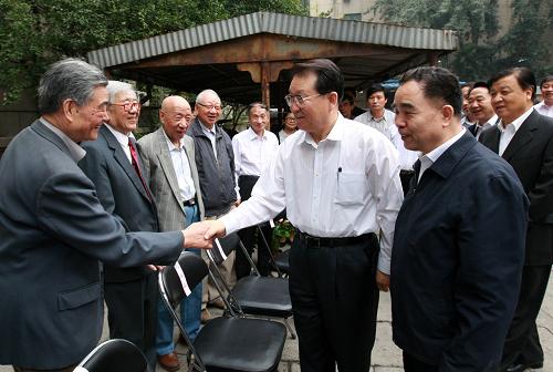 9月29日,中共中央政治局常委李長(zhǎng)春來到人民出版社,看望慰問出版社全體員工,并向辛勤工作的全國(guó)出版工作者致以節(jié)日祝賀和良好祝愿。這是李長(zhǎng)春與老同志親切交談。 新華社記者 龐興雷 攝