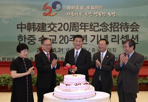 習(xí)近平出席中韓建交20周年招待會 8月31日,國家副主席習(xí)近平在北京出席由中國人民對外友好協(xié)會和韓國駐華大使館共同舉辦的中韓建交20周年紀(jì)念招待會。這是習(xí)近平在與會中韓兩國貴賓陪同下切紀(jì)念慶祝蛋糕。 新華社記者 龐興雷 攝