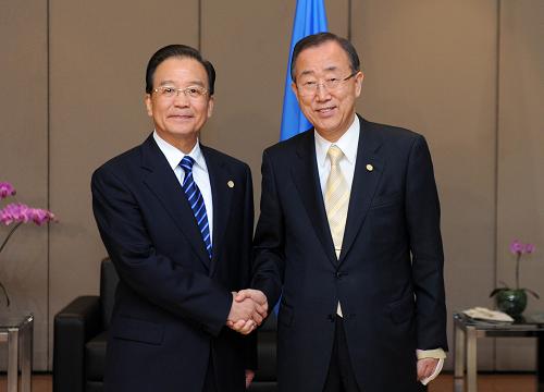 6月21日,中國國務(wù)院總理溫家寶在巴西里約熱內(nèi)盧會見聯(lián)合國秘書長潘基文。新華社記者 張鐸 攝