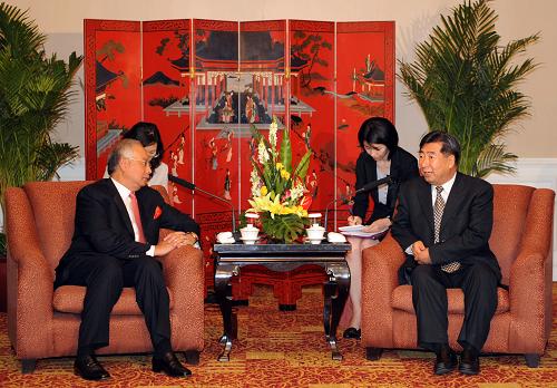 6月4日,中國(guó)國(guó)務(wù)院副總理回良玉在北京會(huì)見(jiàn)馬來(lái)西亞總理納吉布。 新華社記者 丁林 攝