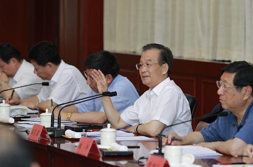 7月3日至4日,中共中央政治局常委、國務院總理溫家寶在遼寧就經(jīng)濟運行有關問題進行調研,并在沈陽主持召開遼寧、江蘇、浙江、廣東四省經(jīng)濟形勢座談會。這是7月4日,溫家寶在沈陽主持召開座談會,聽取遼寧、江蘇、浙江、廣東四省負責人匯報并作重要講話。新華社記者 鞠鵬 攝