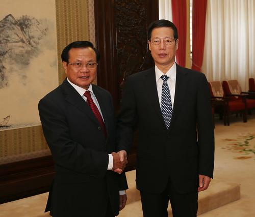 張高麗會見越共中央政治局委員范光毅 9月10日,中共中央政治局常委、國務(wù)院副總理張高麗在北京中南海紫光閣會見越共中央政治局委員、河內(nèi)市委書記范光毅。 新華社記者 劉衛(wèi)兵 攝