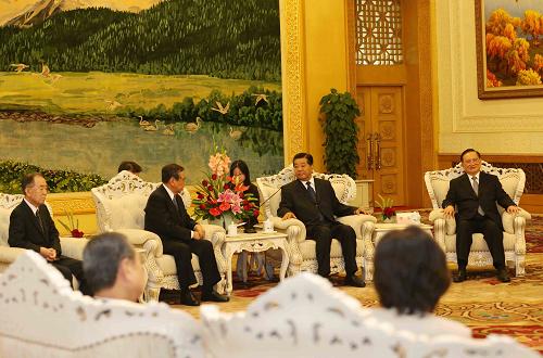 9月27日,中國全國政協(xié)主席賈慶林在北京人民大會堂會見日本前眾議長、日本國際貿(mào)易促進協(xié)會會長河野洋平等日本友好人士代表。新華社記者 劉衛(wèi)兵 攝