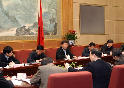 4月26日,中共中央政治局委員、國務(wù)院副總理、國務(wù)院抗震救災(zāi)總指揮部總指揮回良玉在北京主持召開國務(wù)院抗震救災(zāi)總指揮部第十次會議。 新華社記者 劉衛(wèi)兵 攝