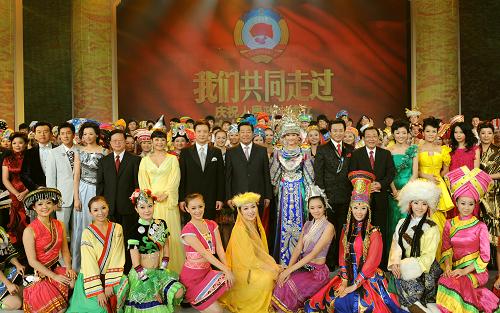 賈慶林觀看慶祝人民政協(xié)成立60周年文藝演出《我們共同走過(guò)》 9月20日,“我們共同走過(guò)——慶祝人民政協(xié)成立60周年文藝演出”在北京舉行。中共中央政治局常委、全國(guó)政協(xié)主席賈慶林與1000多名各界人士一同觀看了演出。這是演出結(jié)束后,賈慶林等走上舞臺(tái)與全體演員合影留念。 新華社記者黃敬文攝