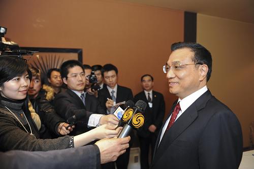 1月28日,出席2010年世界經(jīng)濟論壇年會的中國國務院副總理李克強在瑞士達沃斯與記者見面,介紹出席世經(jīng)年會的有關情況。新華社記者 謝環(huán)馳 攝