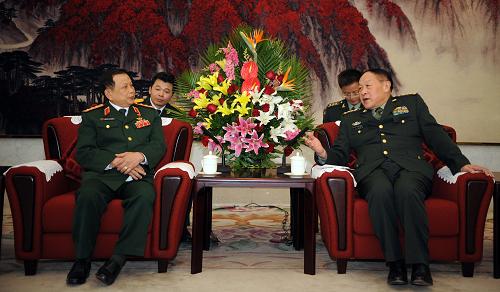 4月8日,中國國務(wù)委員兼國防部長梁光烈在北京會(huì)見到訪的越南國防部副部長阮文得。新華社記者 謝環(huán)馳 攝